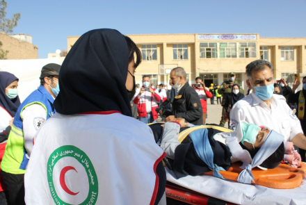 برگزاری مانور عملیاتی آمادگی در برابر زلزله در هنرستان دخترانه شهر دستگرد