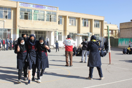 برگزاری مانور عملیاتی آمادگی در برابر زلزله در هنرستان دخترانه شهر دستگرد