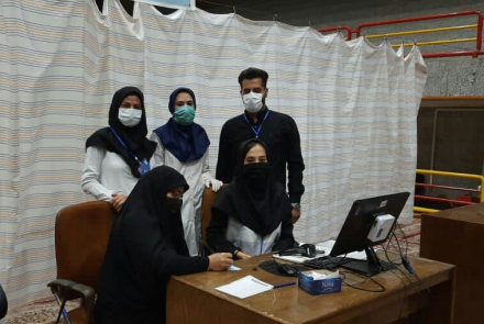 واکسیناسیون کرونا توسط تیم بهداشتی واکسیناسیون در روز رحلت حضرت محمد(ص)در ورزشگاه رسالت دولت آباد