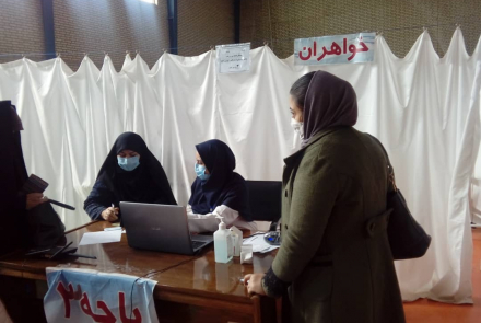 واکسیناسیون کرونا شهروندان در ورزشگاه فجر خورزوق